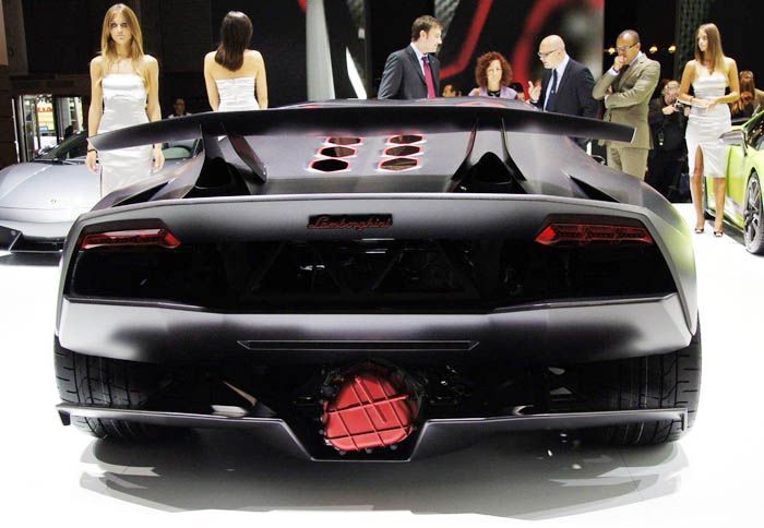 H Sesto Elemento χρειάζεται μόλις 2,5 δλ. για το 0-100 χλμ./ώρα, ενώ ξεπερνά με άνεση τα 300 χλμ./ώρα.